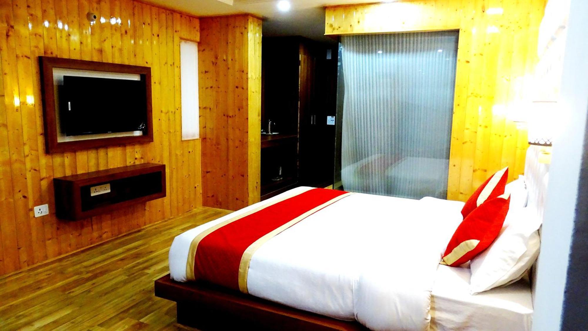 Humble Holiday Inn Kufri Simla ภายนอก รูปภาพ